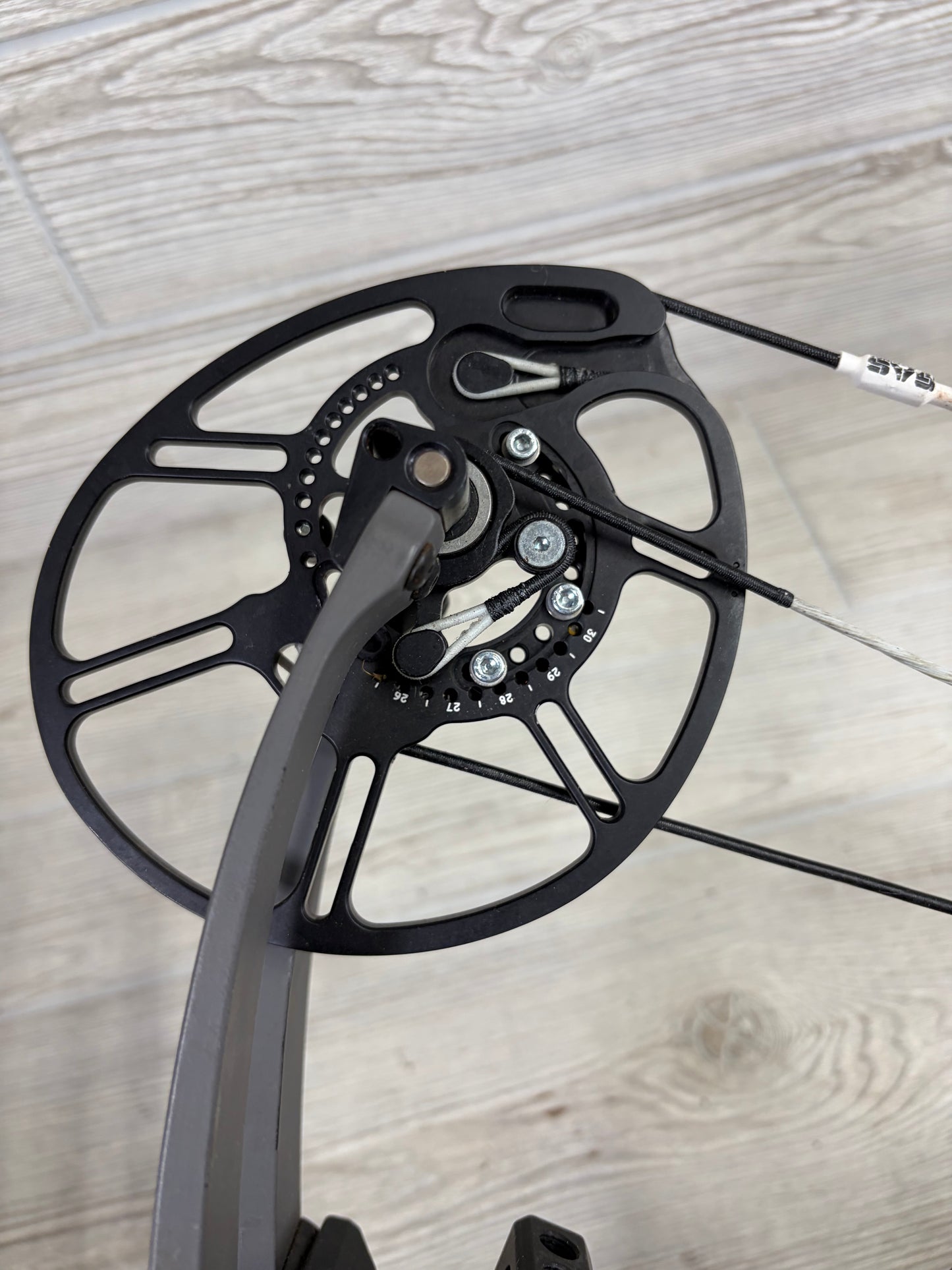 Bowtech Carbon One 60-70# RH Smoke Grey with Gas Bowstrings