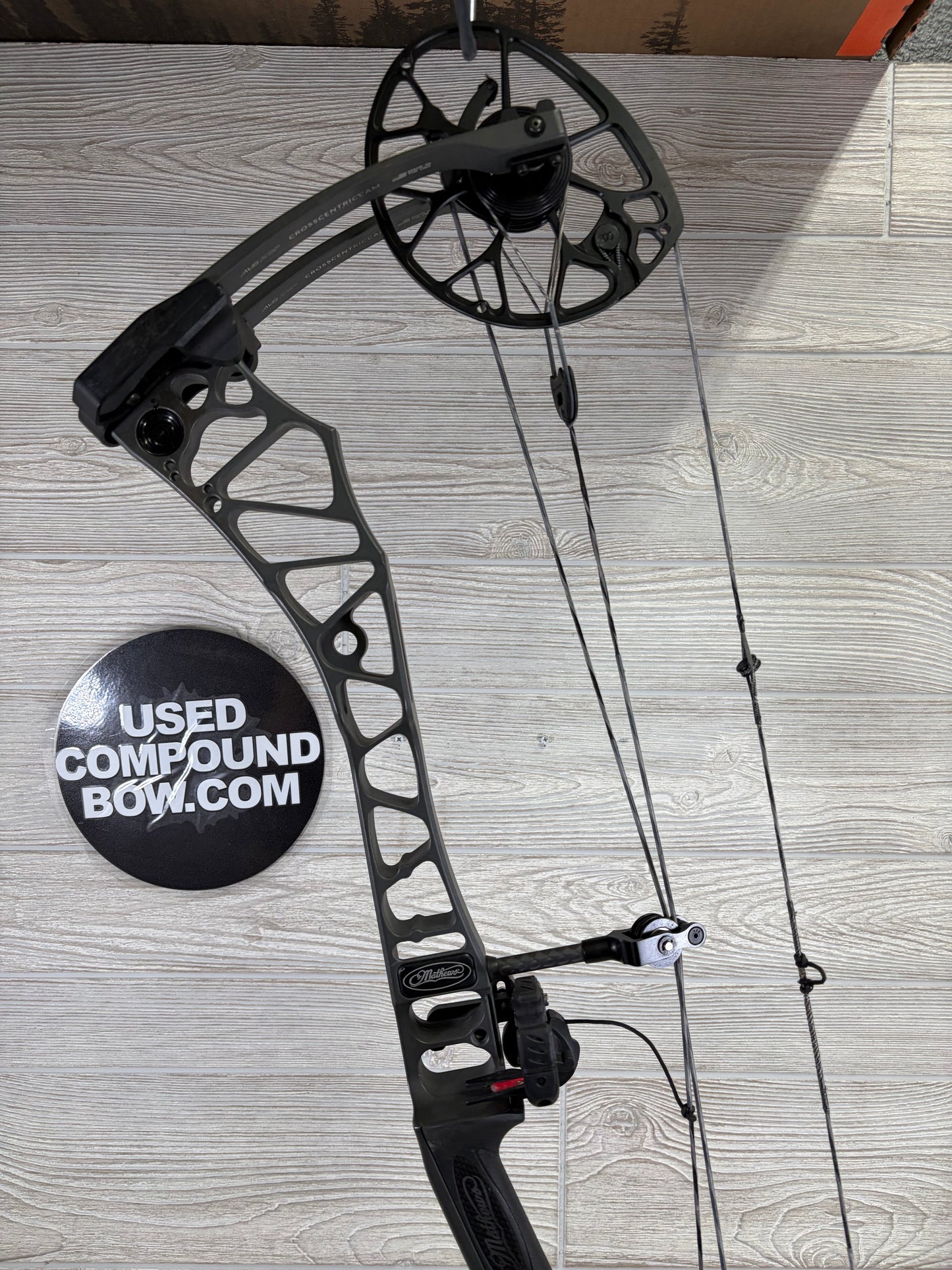 Used Mathews Traverse Right Handed 60-70lb 30" Stone