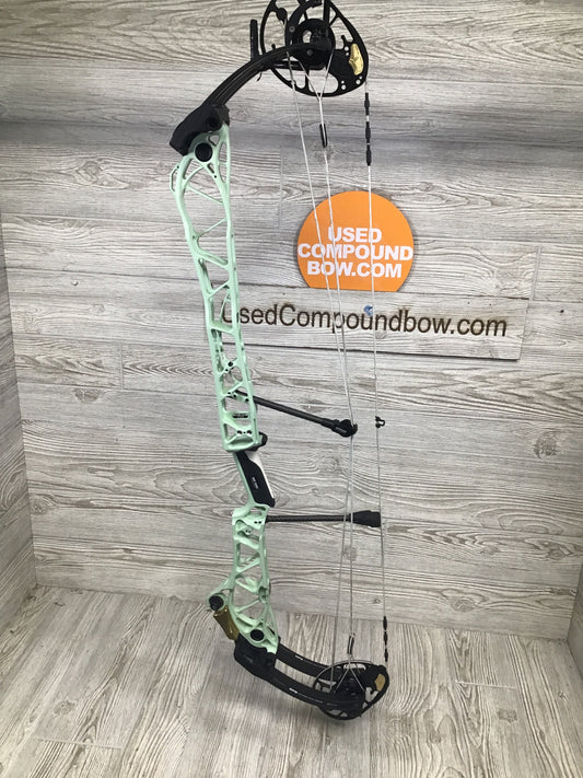 Used Mathews Title 38 G2 Mint with Black limbs LH