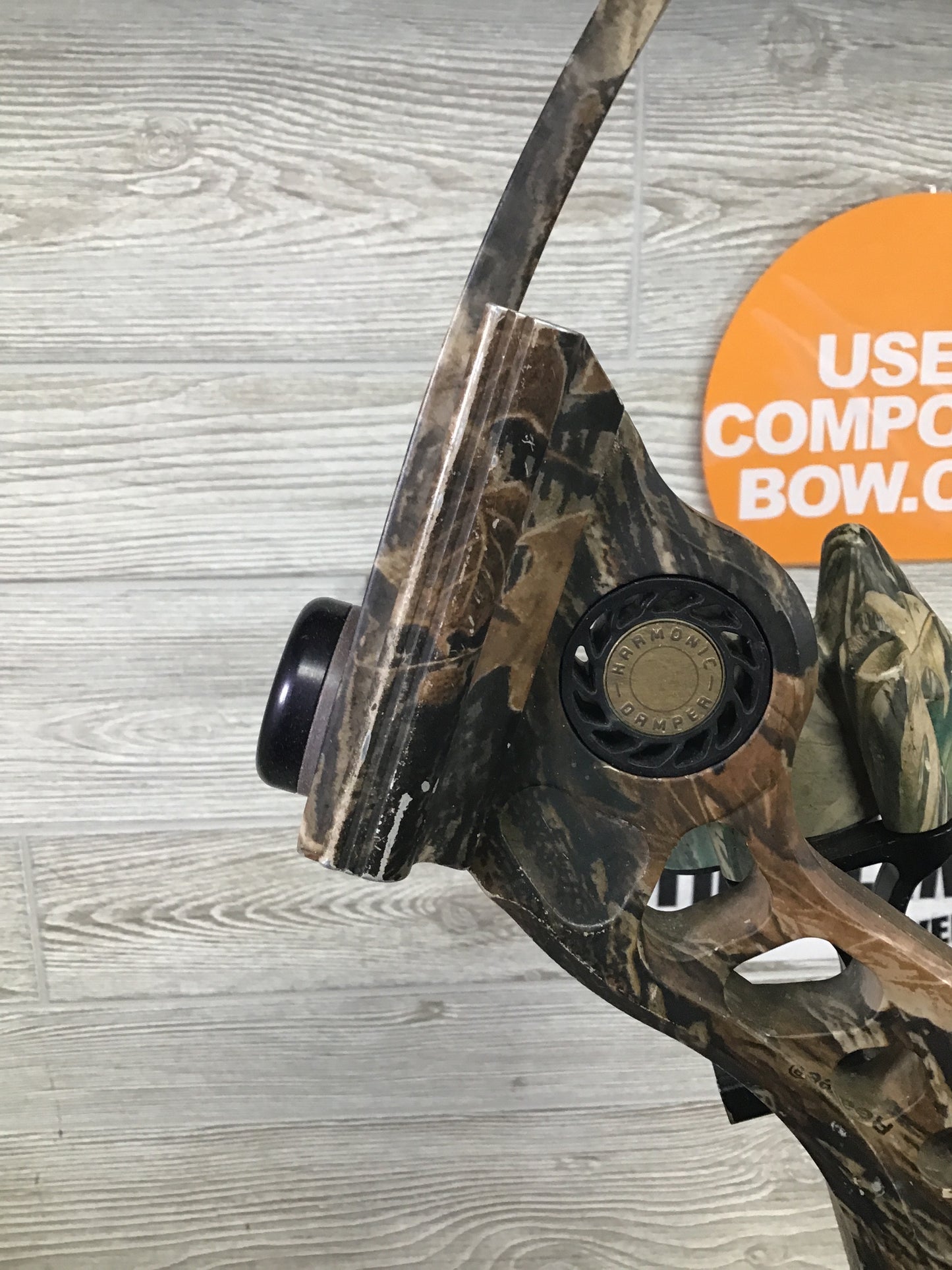 Used Mathews Q2 XL 28" 60lb Right Handed Bow PKG