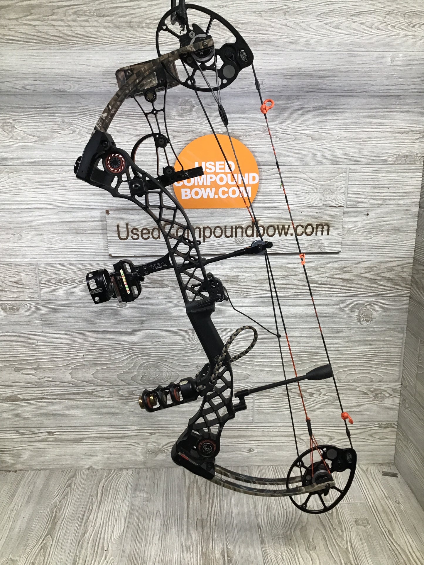 Used Mathews Chill Black riser/ lost camo limb Package Right Handed 28.5/70