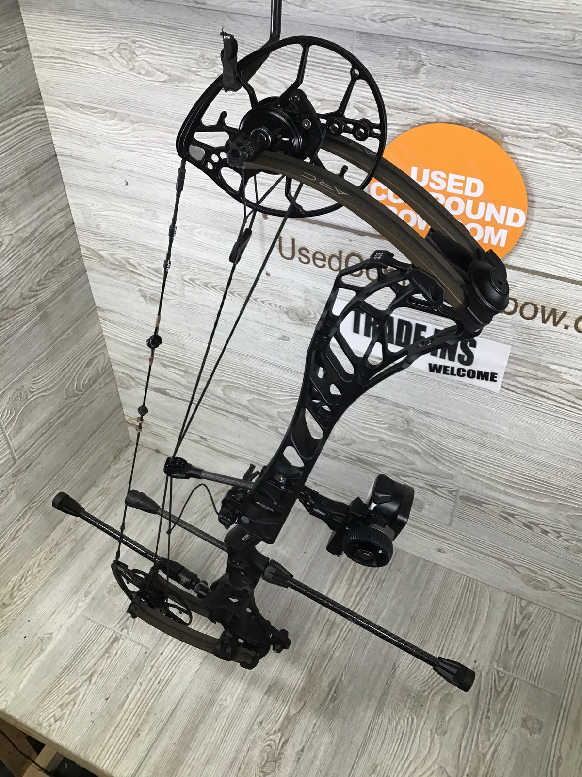 Used Mathews ARC 34 Right Handed Black riser/ Kodiak limbs 31"/60# LOADED PACKAGE