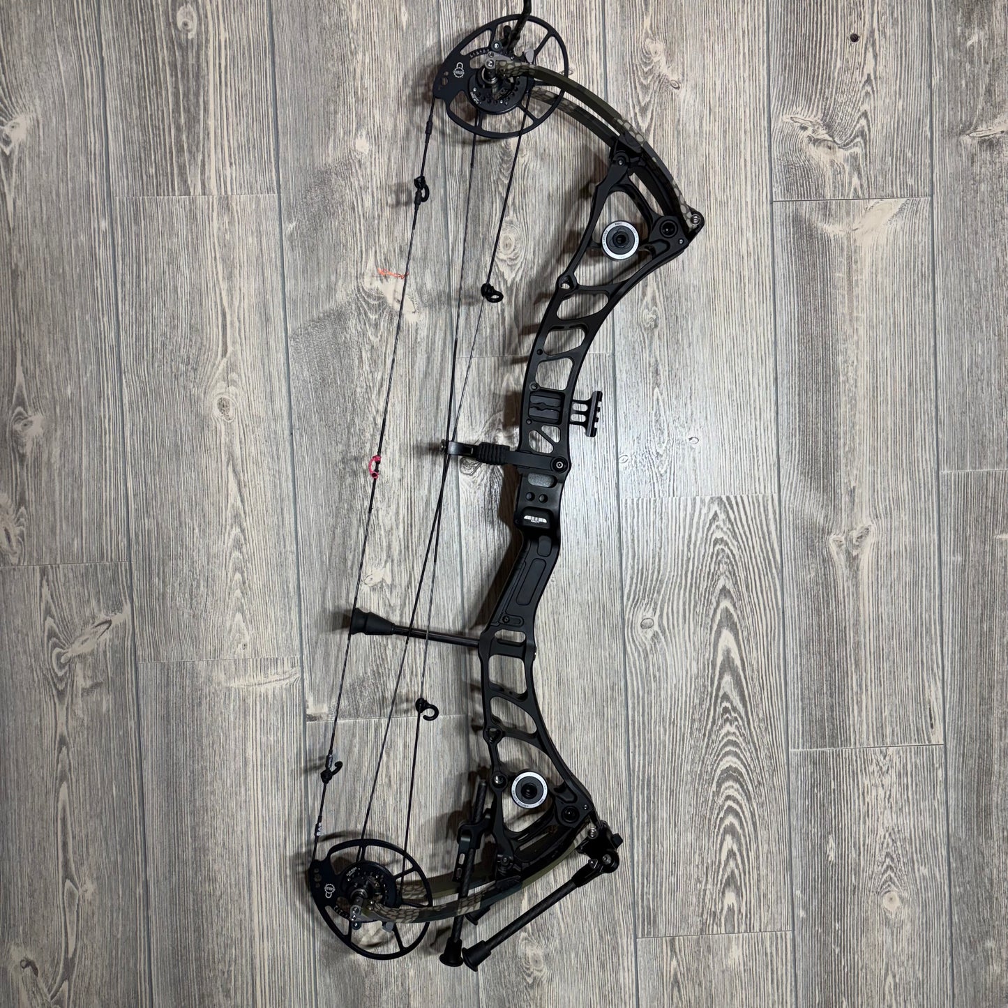 Used Bowtech Virtue Right Hand Black with Kuiu Limbs 60lb with SystmX strings + Bowtech Stand