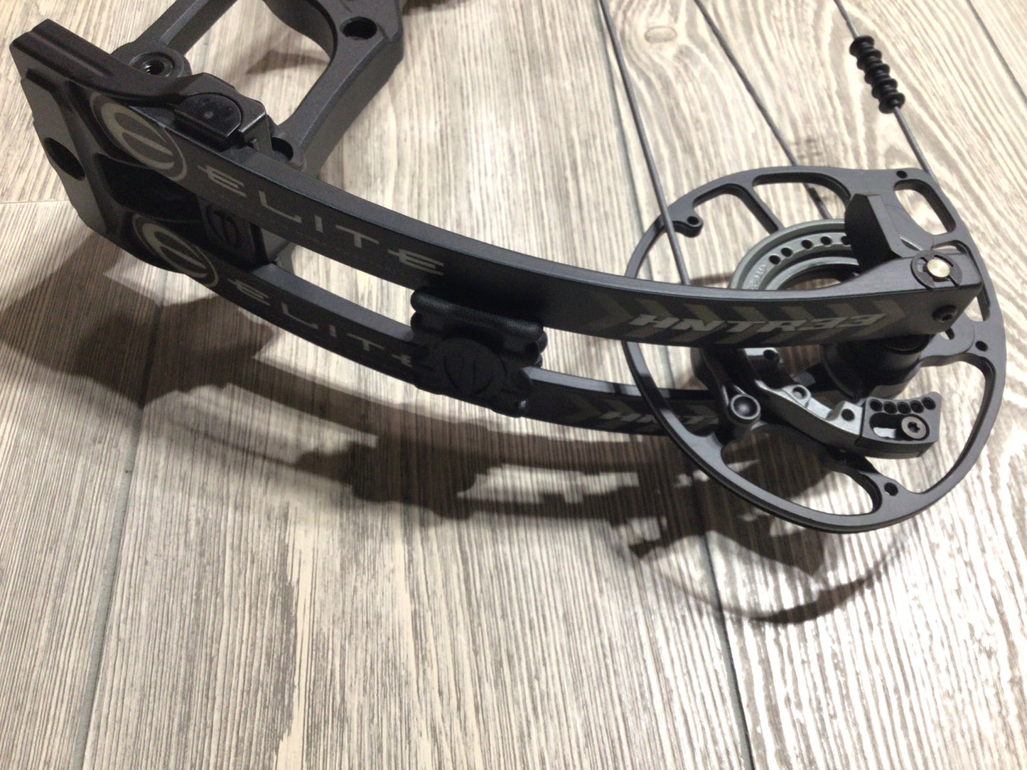 Used Elite HNTR33 Black RH Bow