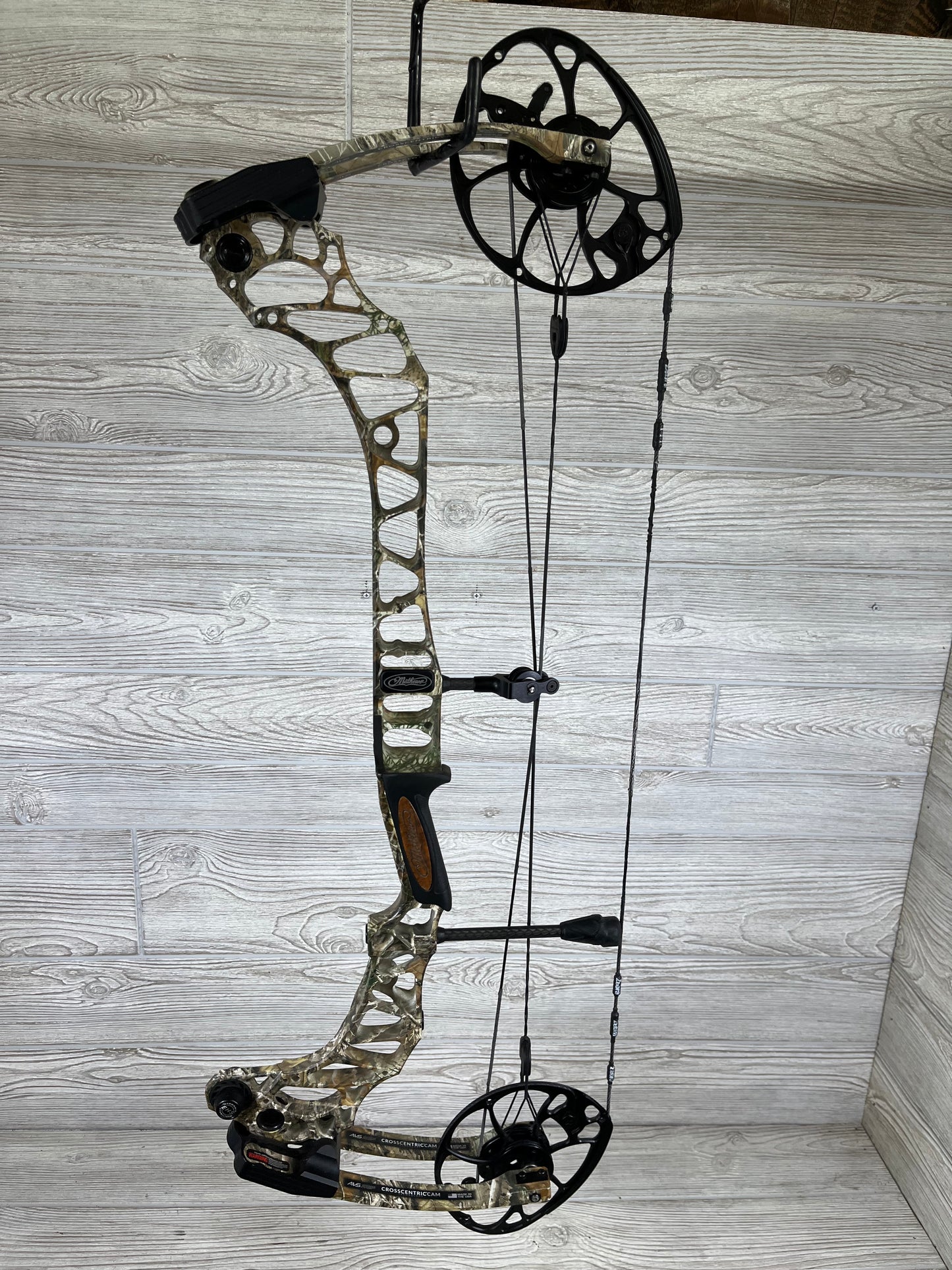 Used Mathews Vertix 29" 70lb RH Realtree Edge Bow Only