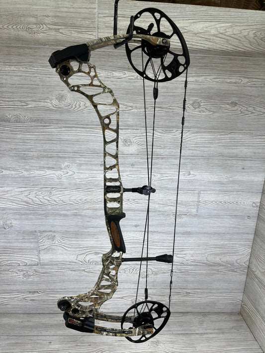 Used Mathews Vertix 29" 70lb RH Realtree Edge Bow Only