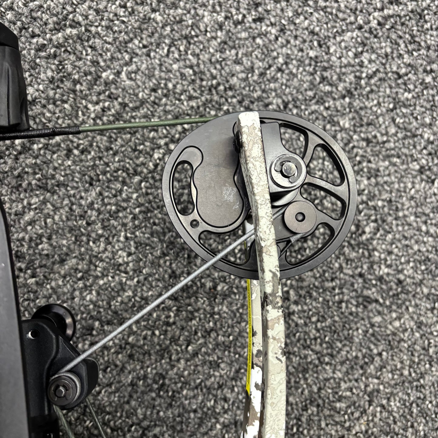 Used Tenpoint Flatline 460 Crossbow Package with Halo Soft Case and Axis Tripod