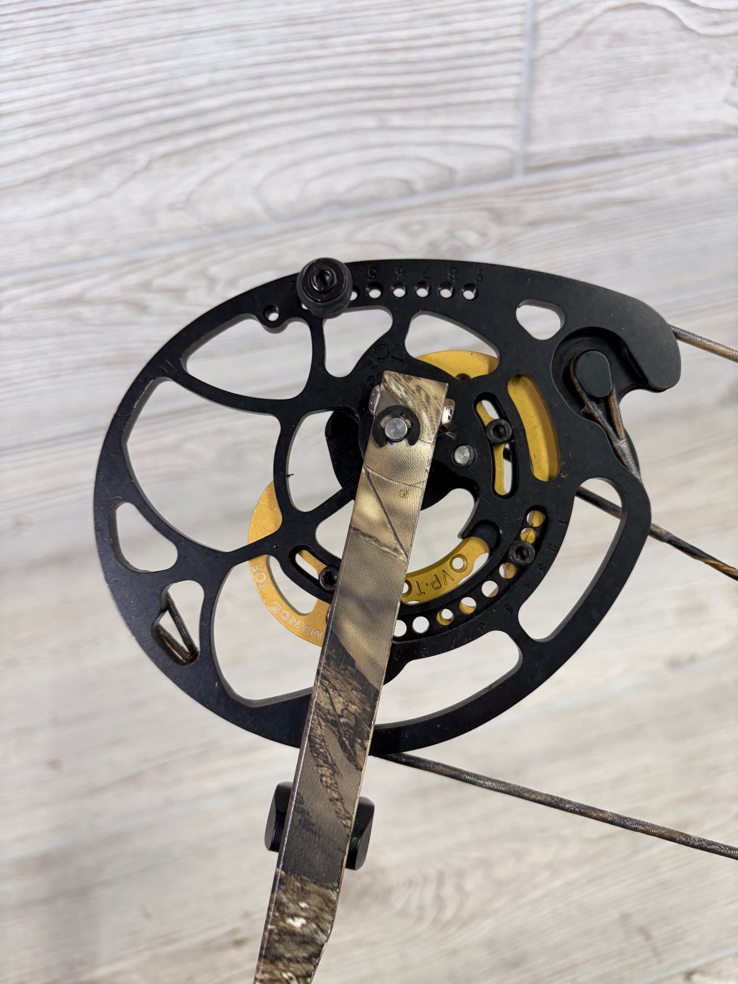 Bowtech Carbon Icon Right Handed 60-70# Camo