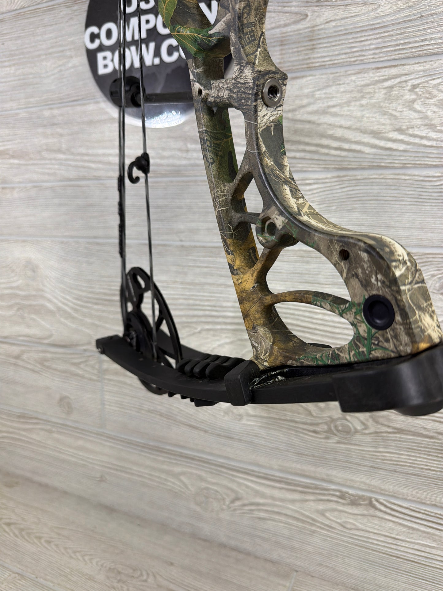 Used Hoyt Torrex Right Handed Realtree Edge 50-60# 26-30"