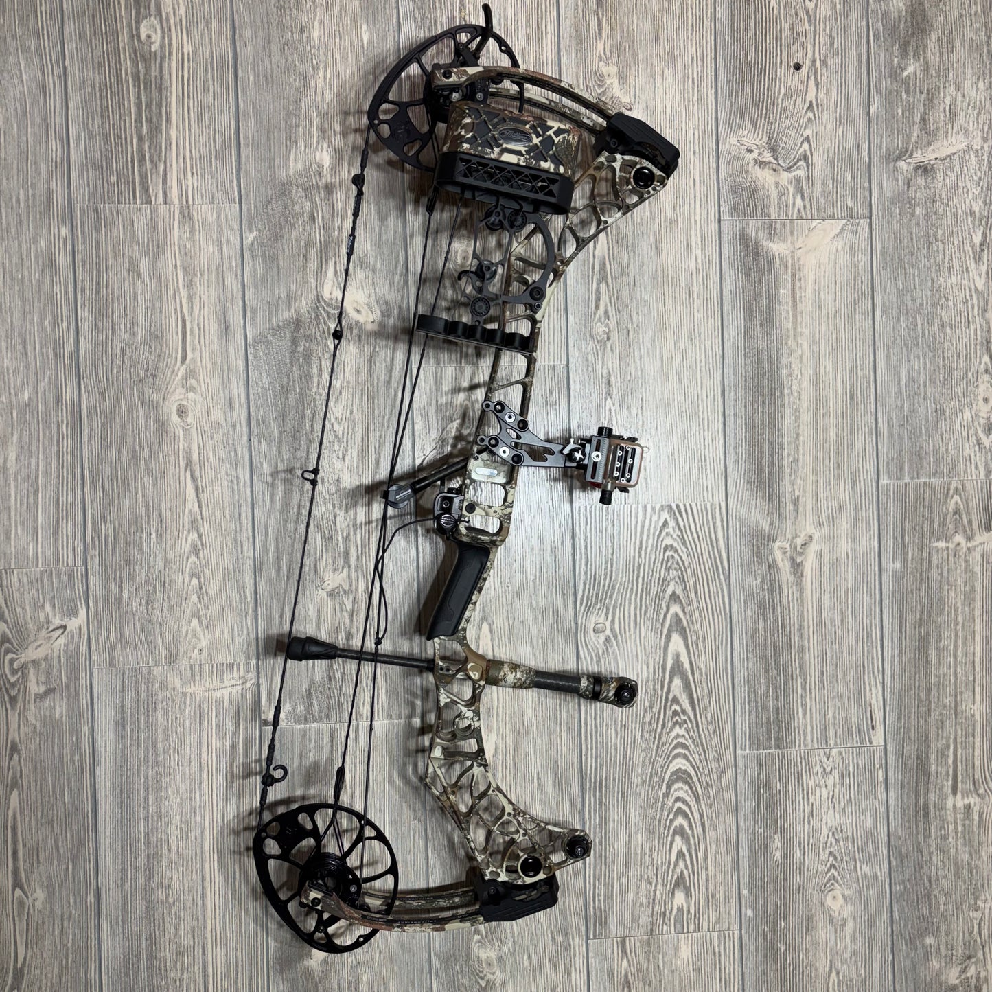 Used Mathews V3 31 Right Hand First Lite Package