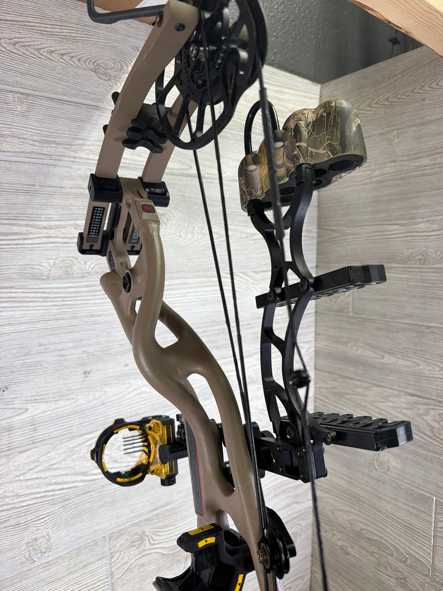 Hoyt RX-5 Buckskin 60-70# 25-30 Right Hand Package
