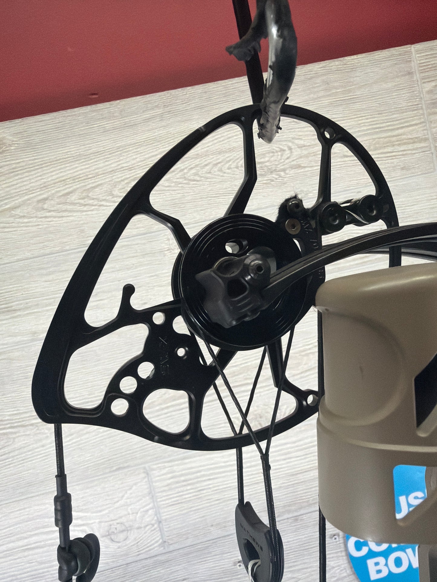 Used Mathews LIFT 29.5 29.5" 70lb Granite FTB Right Hand Bow w/ Granite Lowpro Quiver
