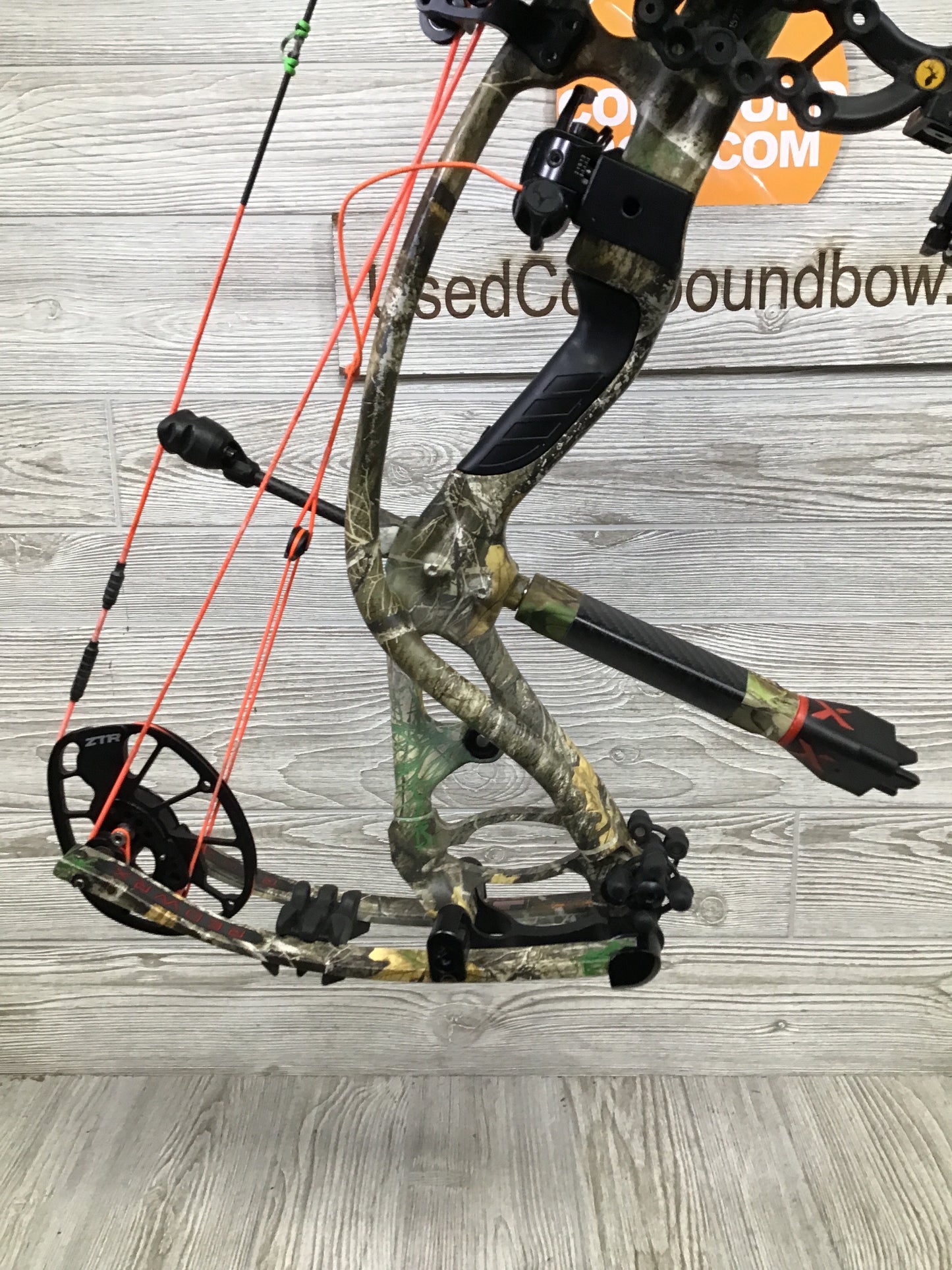 Hoyt Carbon RX-4 Alpha Right Handed package 55-65# 25-28" realtree
