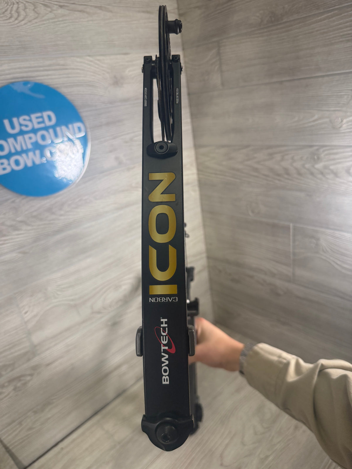 Used Bowtech Carbon Icon 28" 70lb Stealth Gray Right Hand