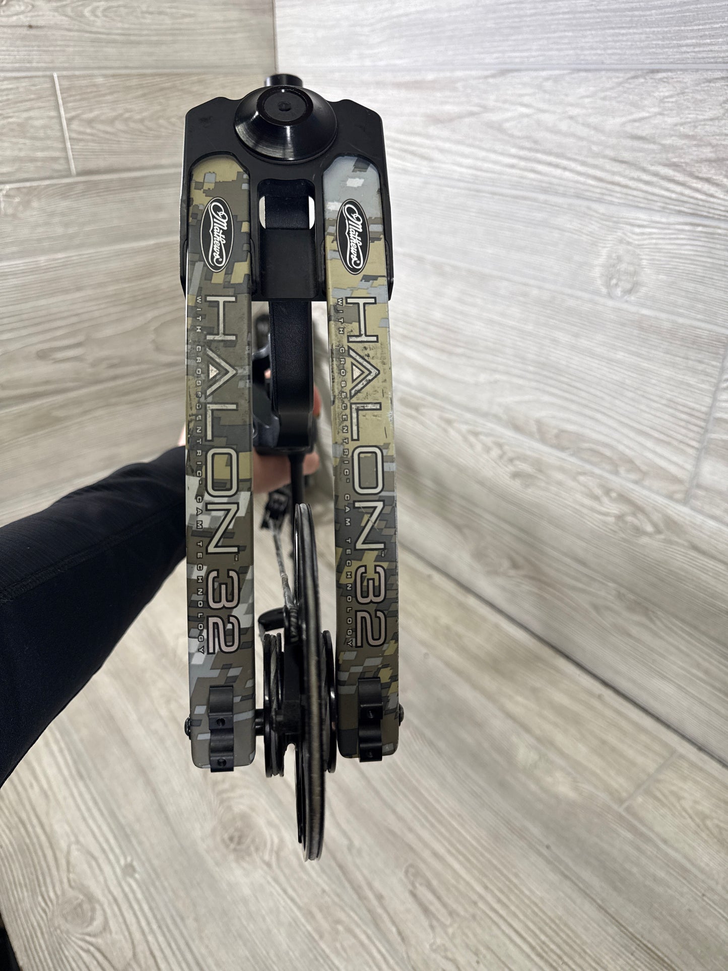Used Mathews Halon 32 6 Black Riser Elevated II Limbs 30in 70#