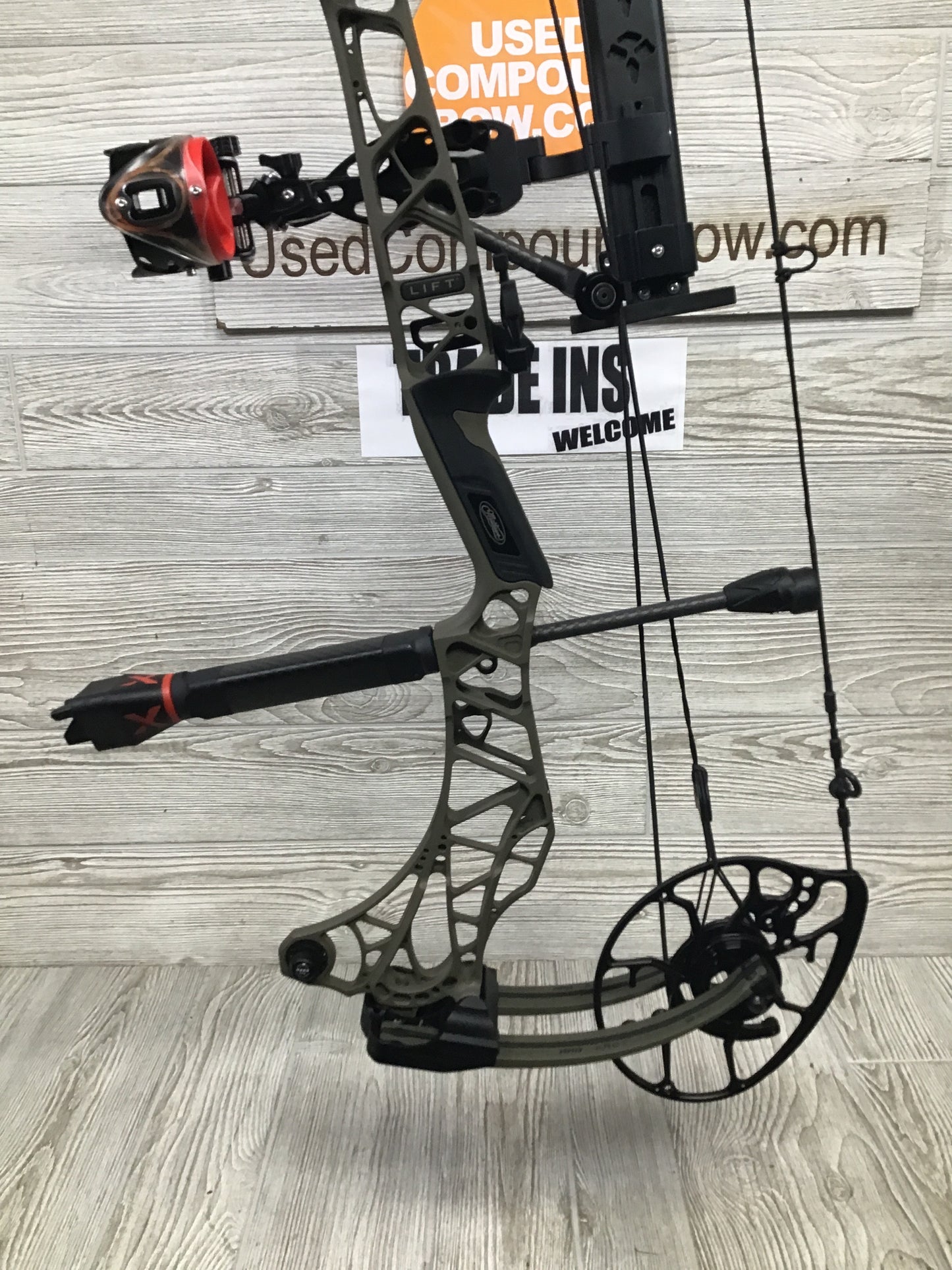 Used Mathews Lift X 29.5 Right Hand Ambush Green 26.5"/70# Package