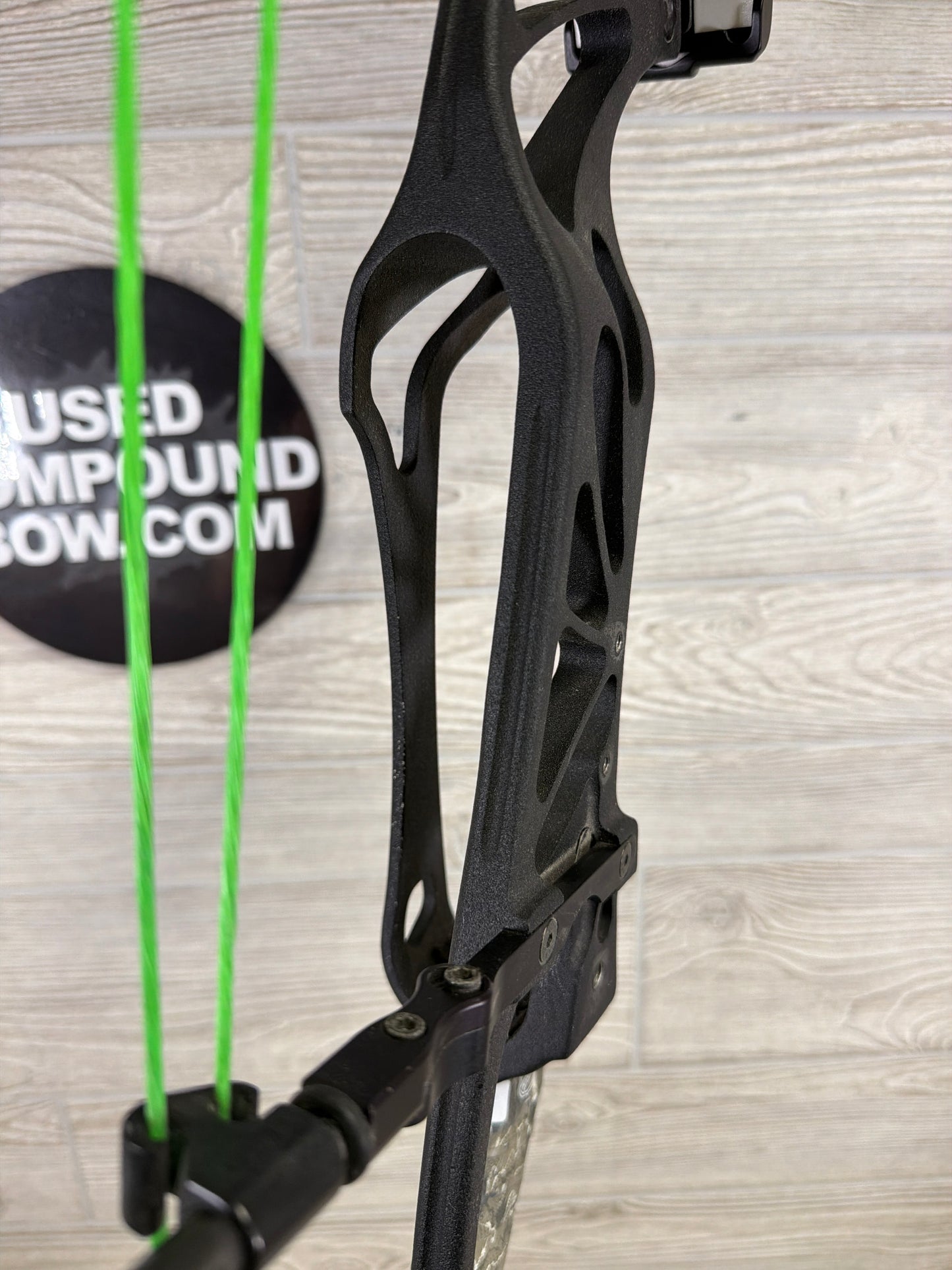 Used Right-Handed/Black and White Hoyt Prevail 40 SVX #4 30.5-31.5" 50-60#