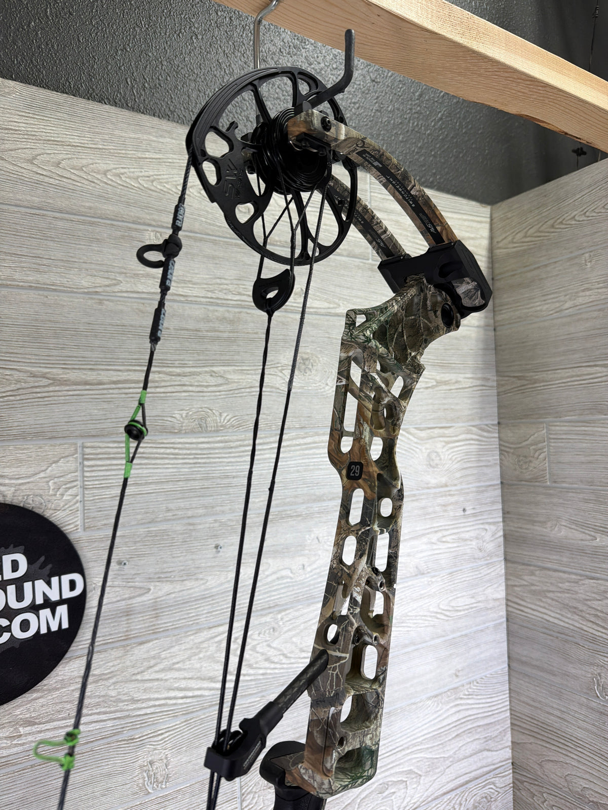 Used Mathews V3X 29 RealTree Edge Right Hand with Black Mathews Flatline 8" stablizer