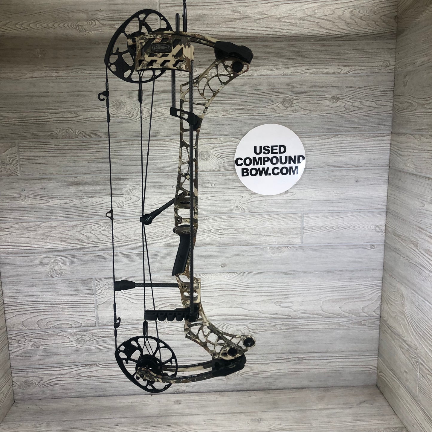 Used Mathews Phase4 29 RH Hand First Lite Camo with matching quiver