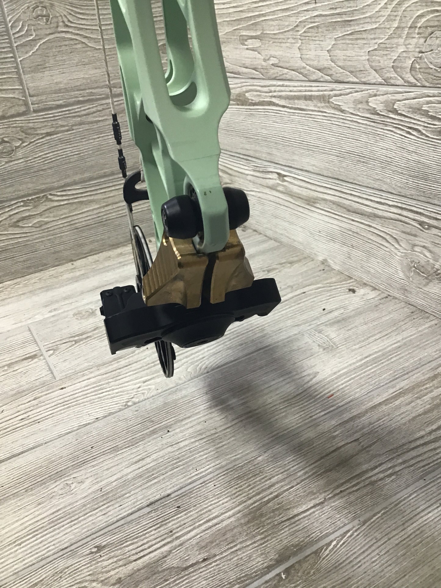 Used Mathews Title 38 G2 Mint with Black limbs LH