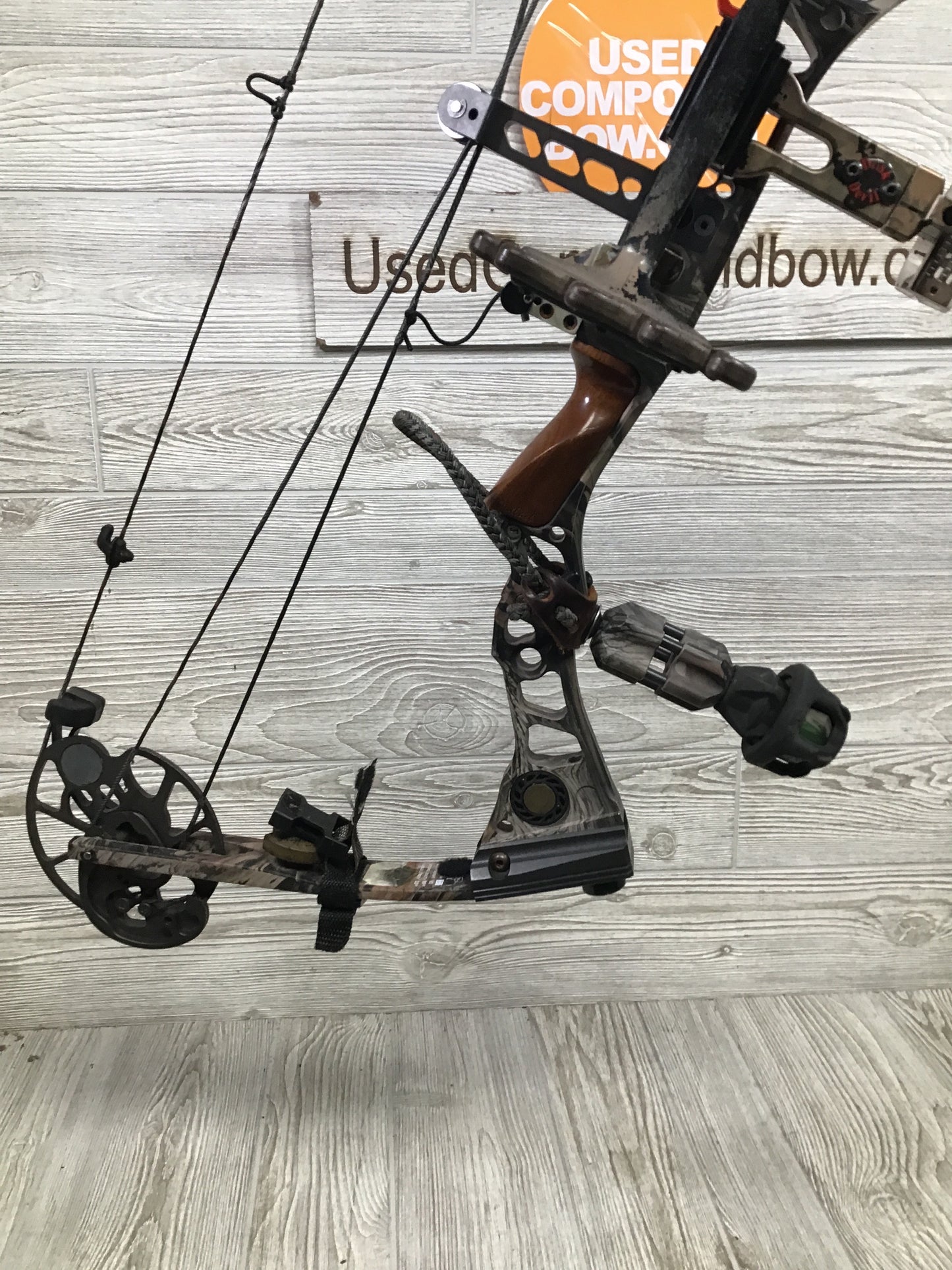 Mathews Outback 27" 60lb Right Handed bow Package