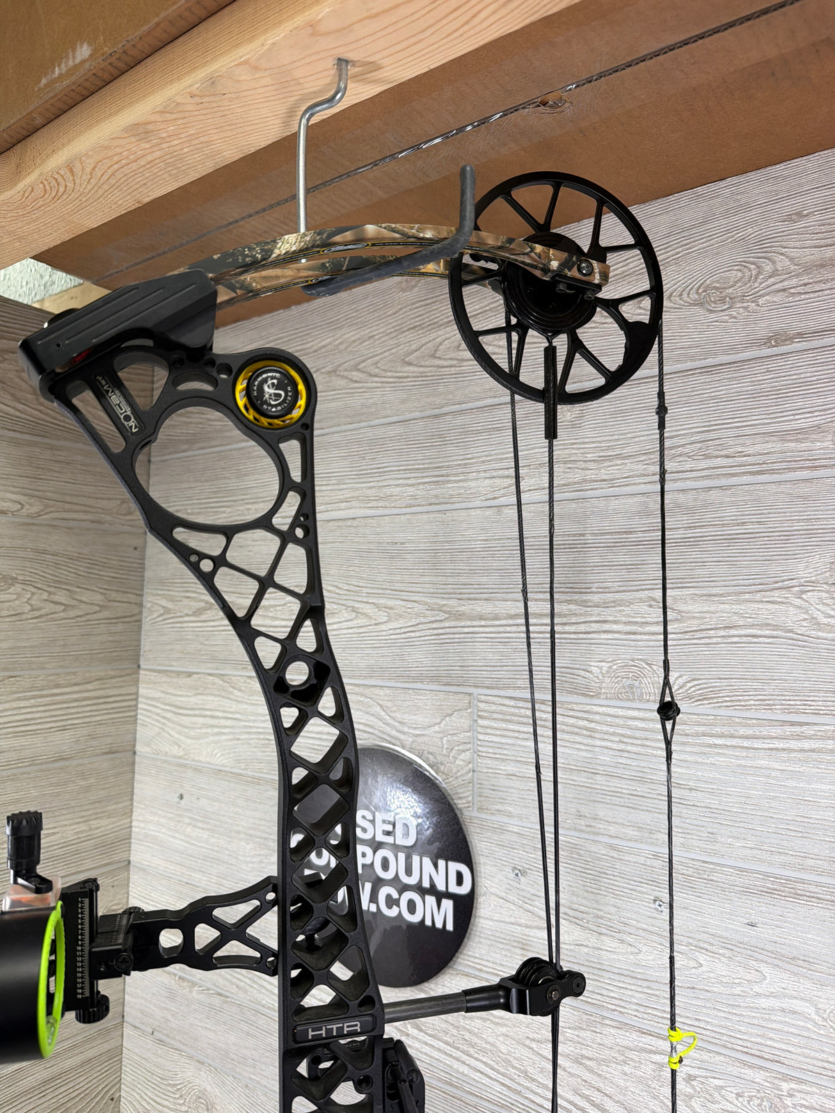 Used Mathews No Cam HTR  RH 30" 60lbs Black Riser/ Camo Limbs PKG
