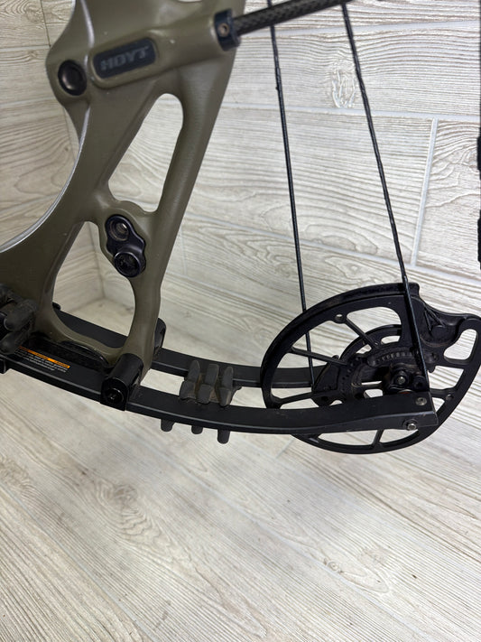 Used Hoyt RX-7 Right Hand 60-70# Wilderness 29"