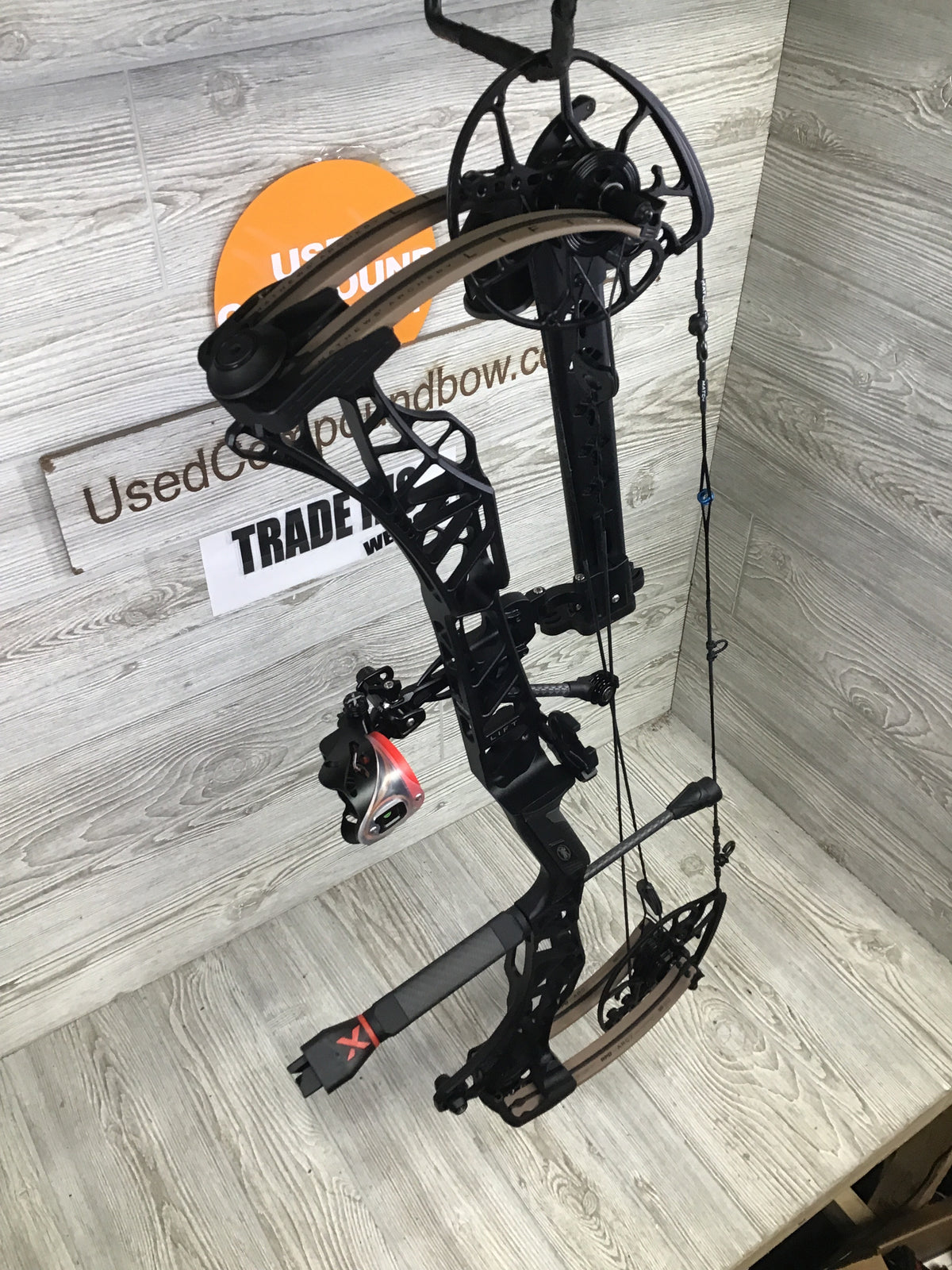 Used Mathews Lift X 29.5 Right Hand Black riser/Earth limbs Bow 27/65 Pkg