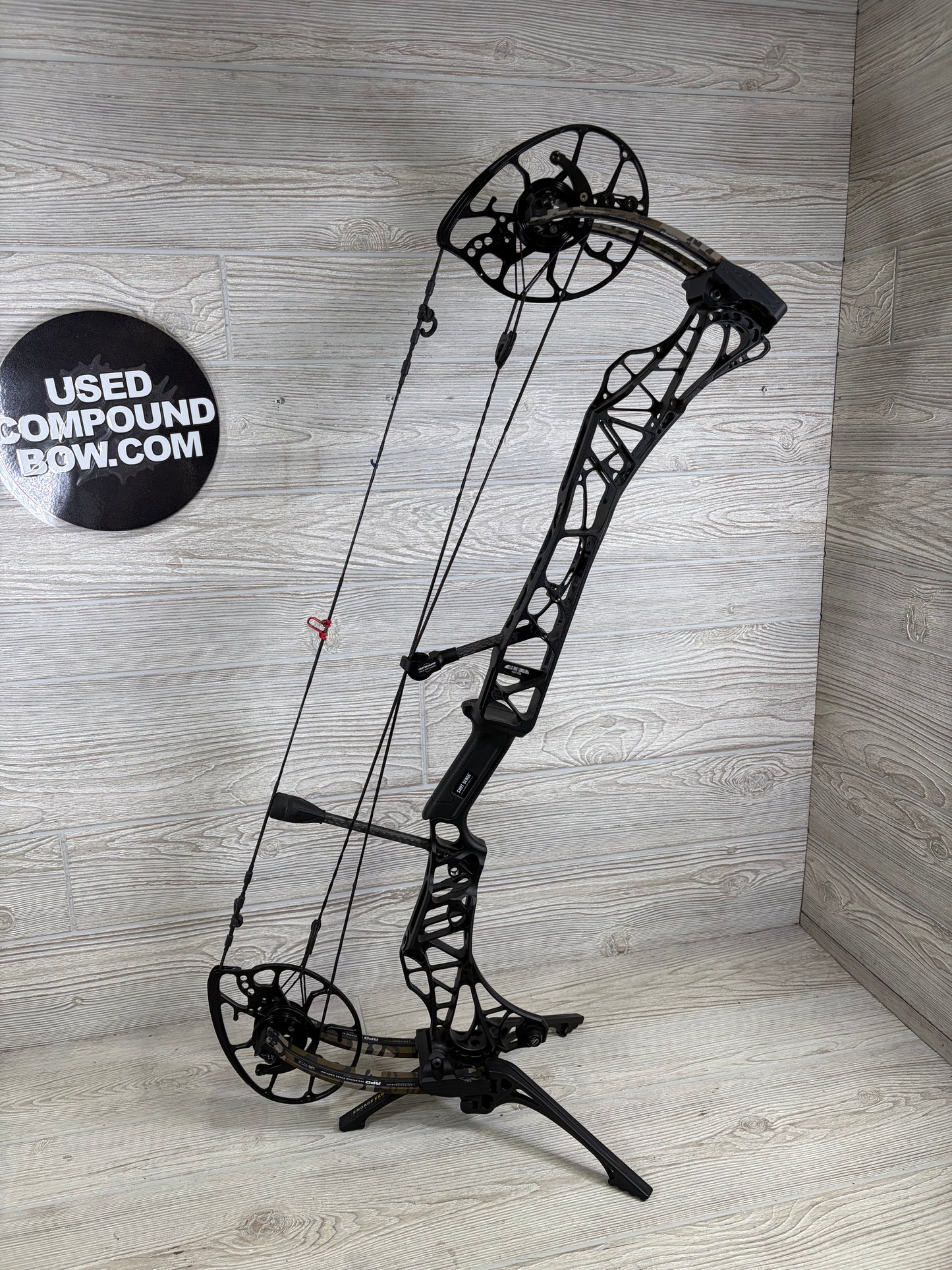 Used Mathews Lift 29.5 Right Handed Black Riser Bottomlands Limbs