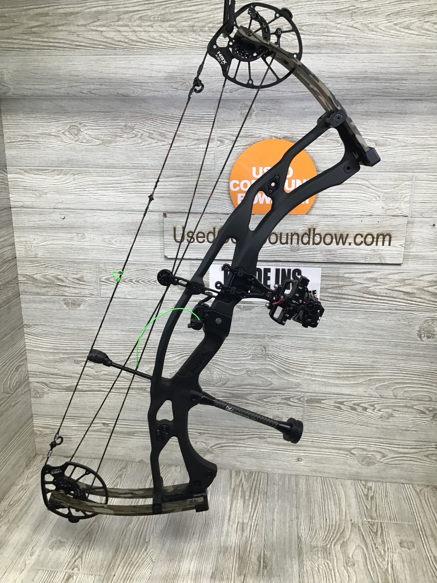 Hoyt RX-8 Ultra Black Riser/ Mossy Oak Bottomland limbs RH 60-70# package