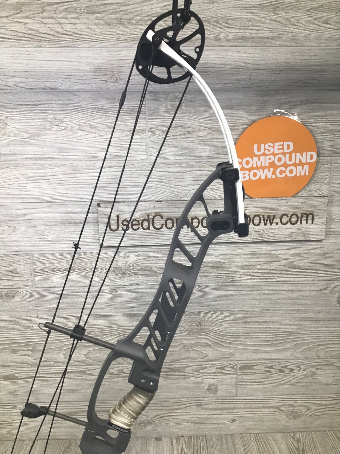 Used Hoyt STRATOS 40 SVX 5 cam Right Handed Slate Gray/White Limbs 50-60#