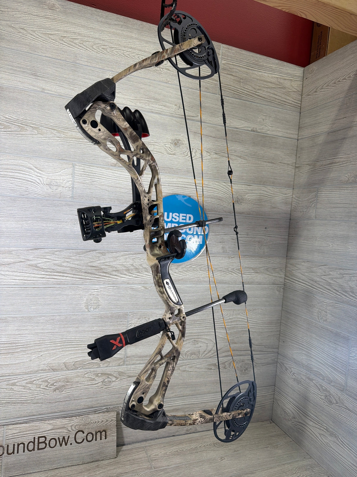 Used Diamond Edge 320 28" 70lb Veil Camo Right Hand Bow Pkg