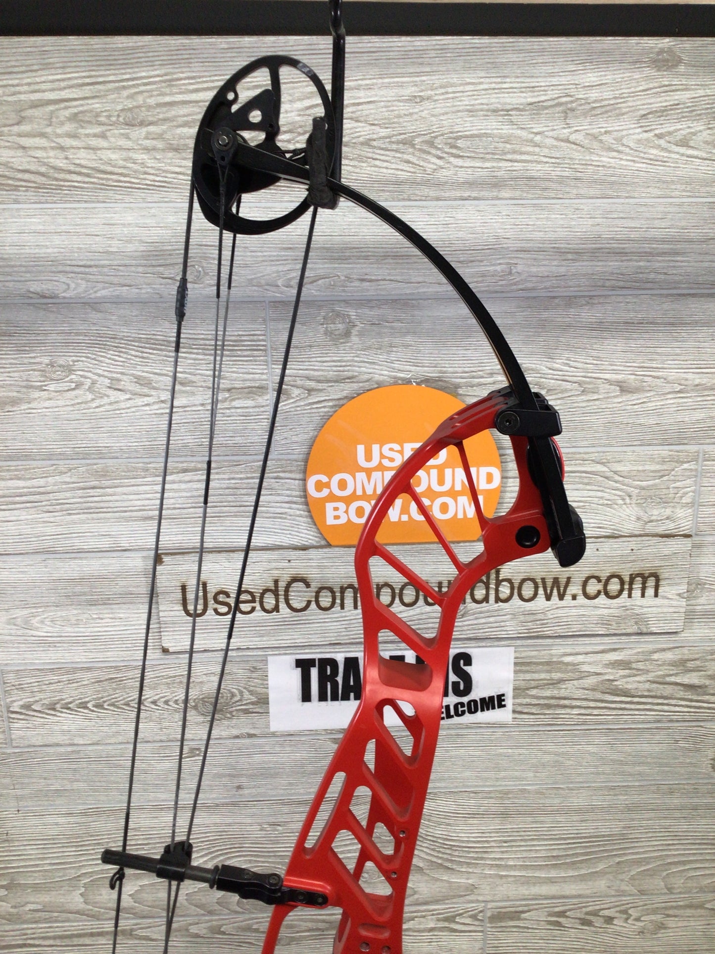 Used Hoyt Invicta 40 SVX cam 50-60# Right Handed 30"-31" Red