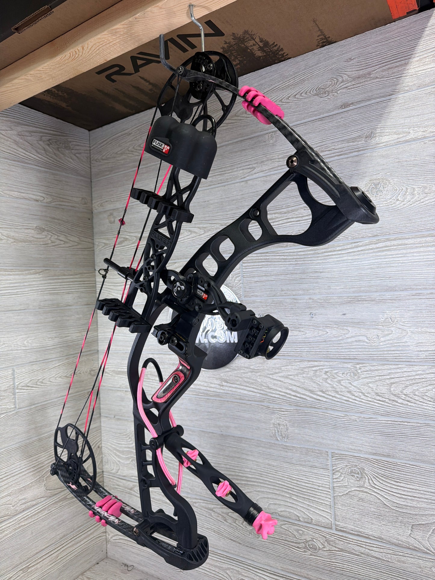 Used Hoyt Ignite Vixen Series RH Package Deal