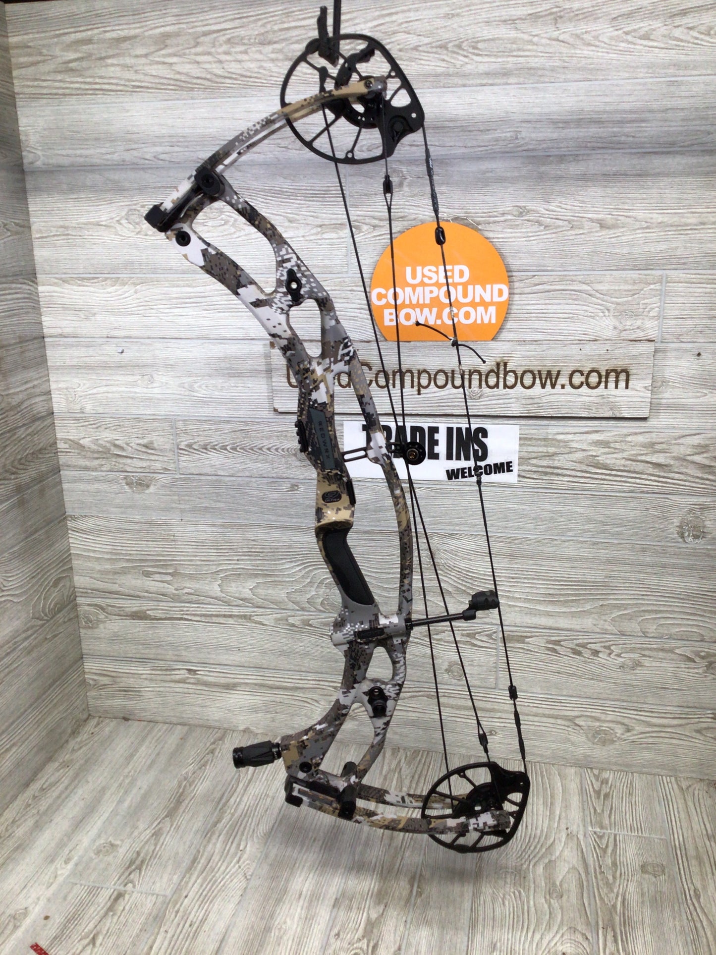 Hoyt RX-9 Ultra Right Handed 55-65# Elevated 2 29"