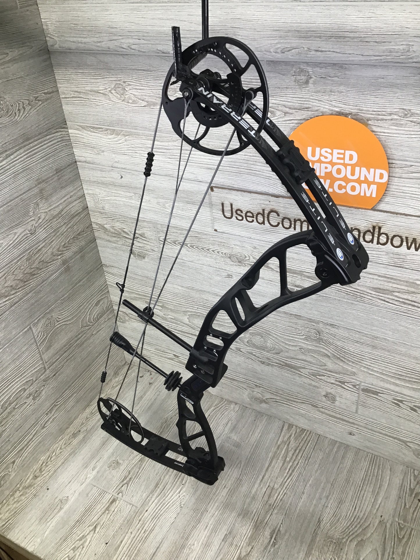 Used Elite Terrain RH Black 25.5-31.5" 55-70# Bow