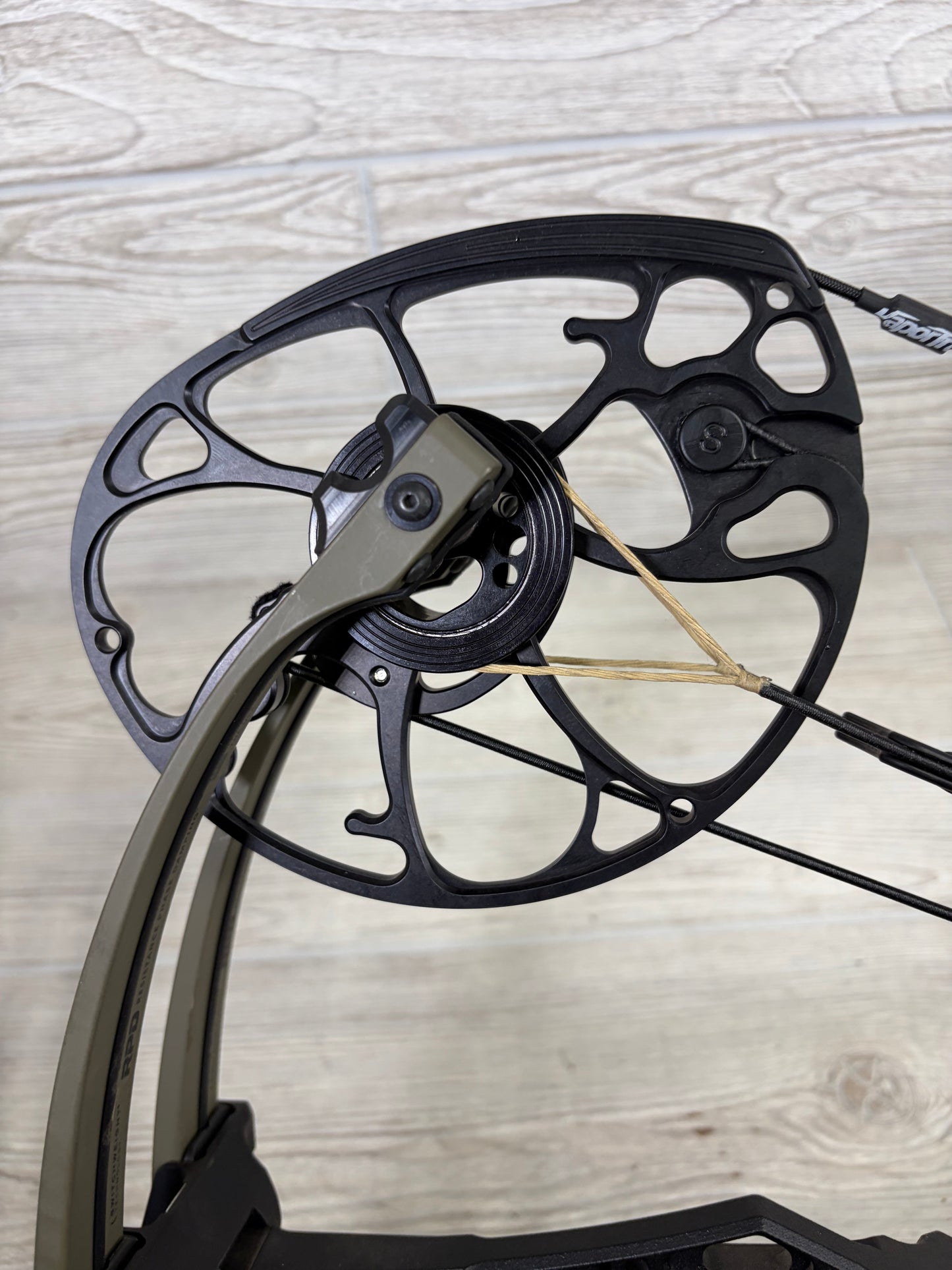 Mathews Phase 4 33 Black riser/Ambush limbs 31.5" 70lb Right Hand