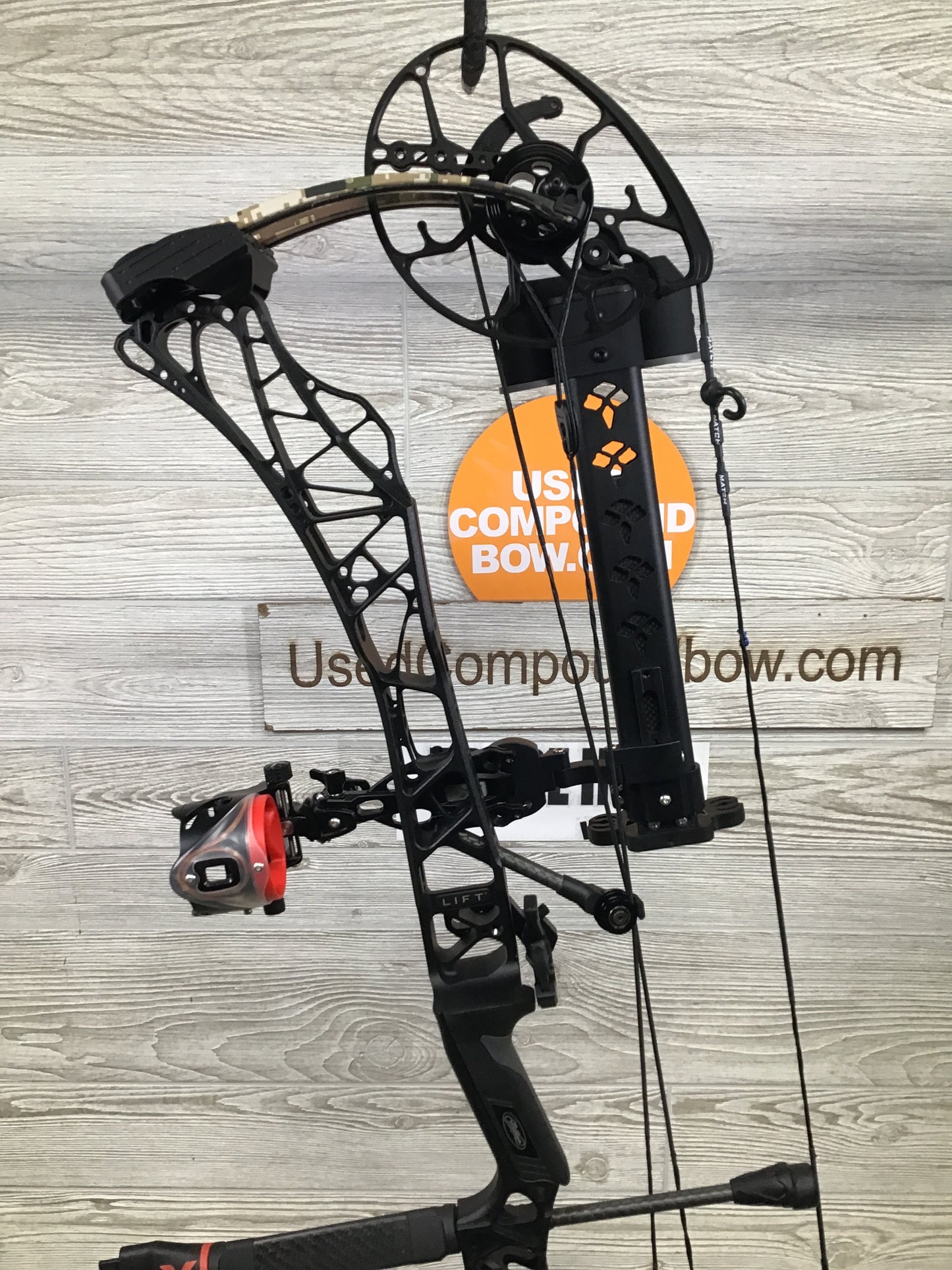 Used Mathews Lift X 29.5 Right Hand 28/70# Black Riser/Subalpine Package