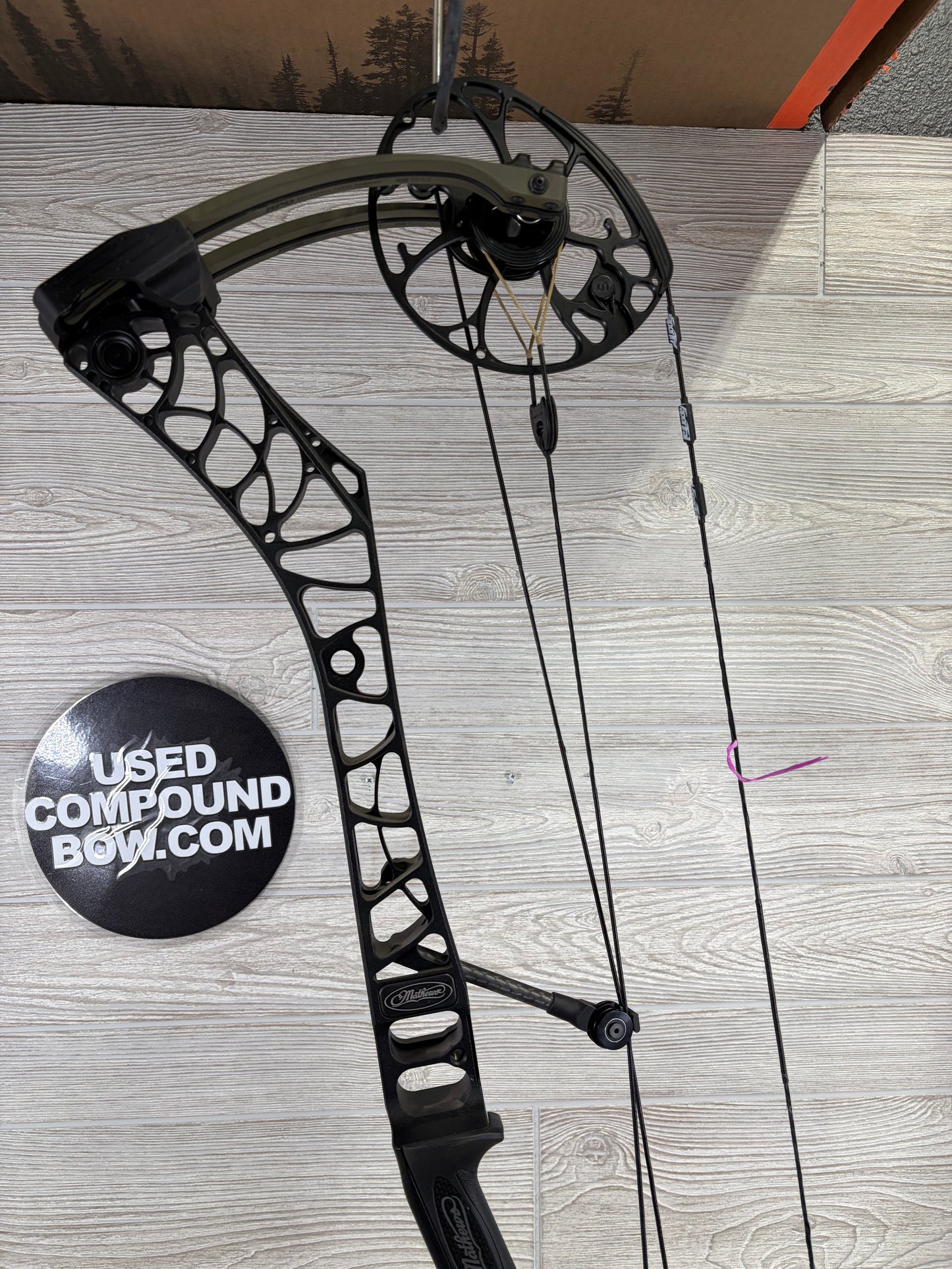 Mathews Phase 4 33 Black riser/Ambush limbs 31.5" 70lb Right Hand