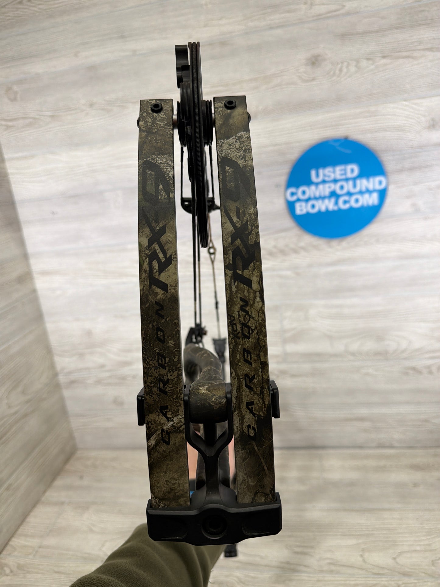 Used Hoyt RX-9 27.25" 70lb Realtree Apex Right hand Bow