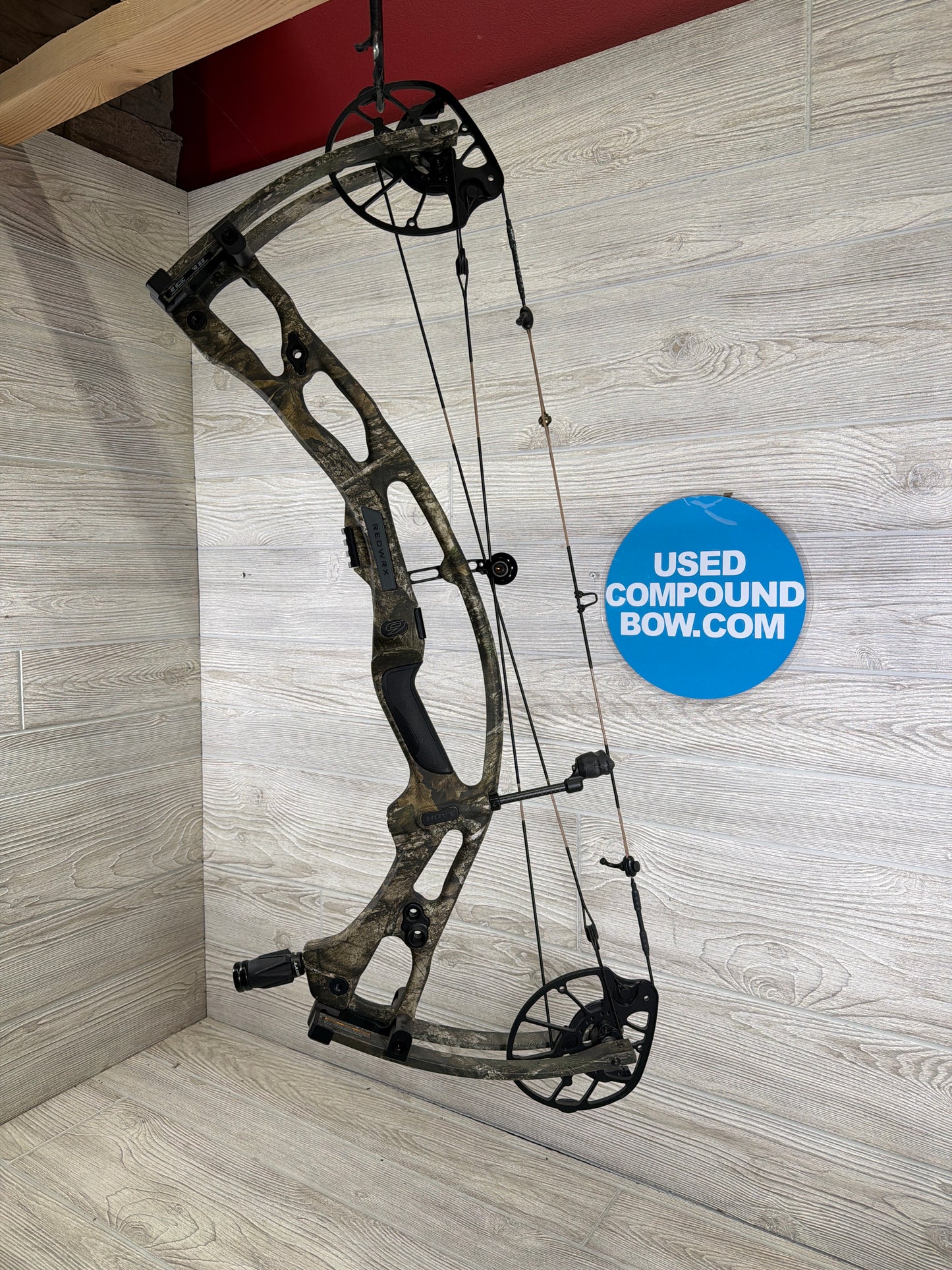 Used Hoyt RX-9 27.25" 70lb Realtree Apex Right hand Bow