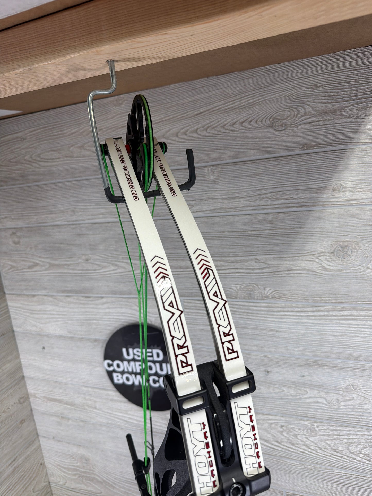 Used Right-Handed/Black and White Hoyt Prevail 40 SVX #4 30.5-31.5" 50-60#