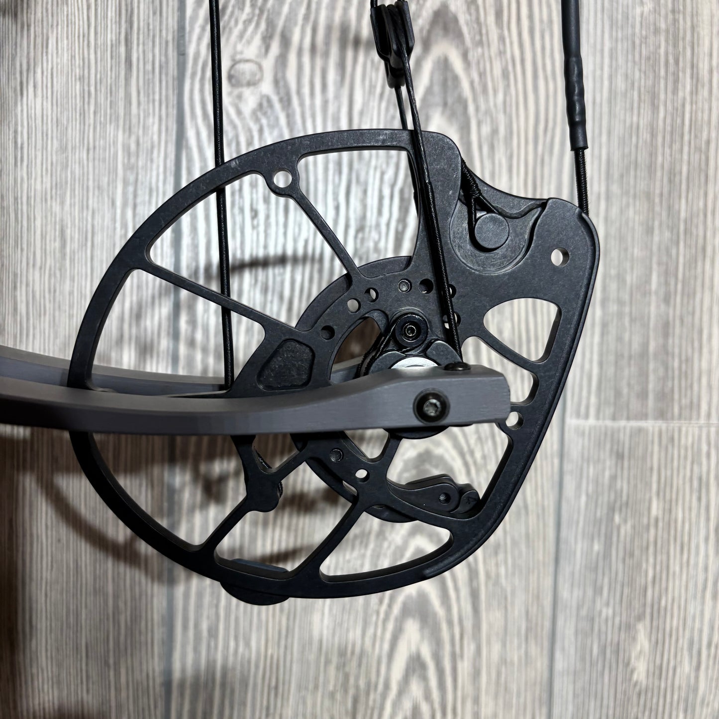 Used Hoyt Alpha AX-2 29 Tombstone RH 70lb Package