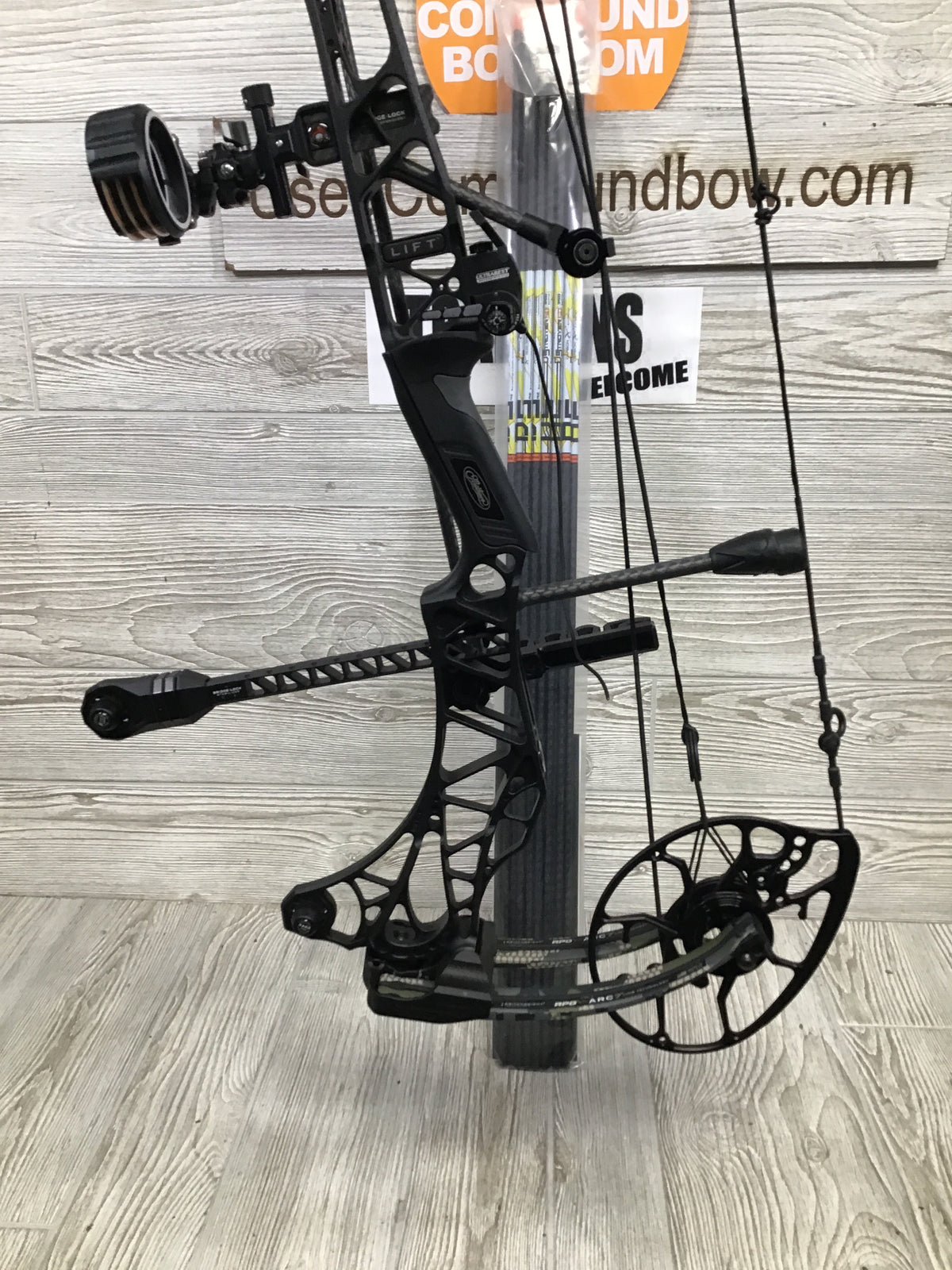 Used Mathews Lift X 29.5 Right Hand Black Riser/ Kuiu limbs 29.5/70 LOADED Pkg