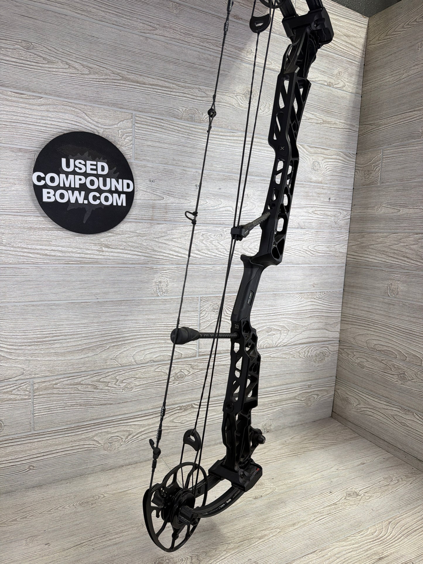 Used Mathews Lift X 33 RH Black Bow
