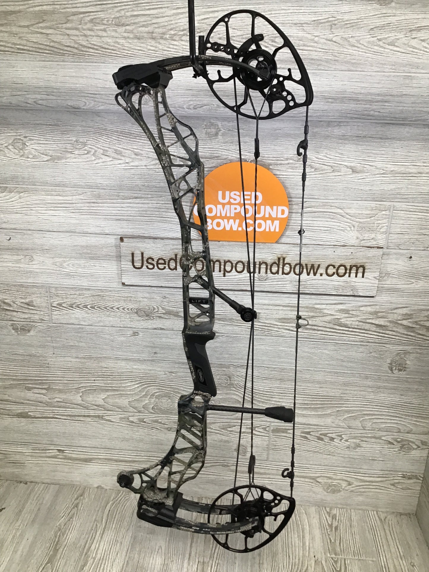 Used Mathews LIFT X 29.5 28" 70lb RH Kuiu Verde