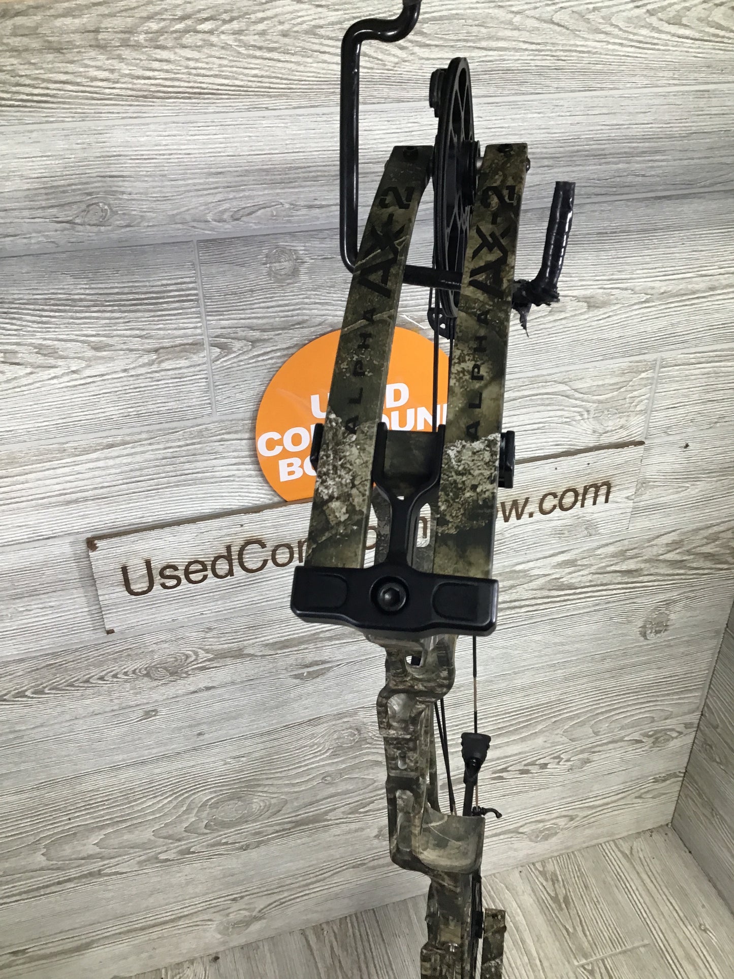 Used Hoyt Alpha AX-2 32 RH Realtree APX 70