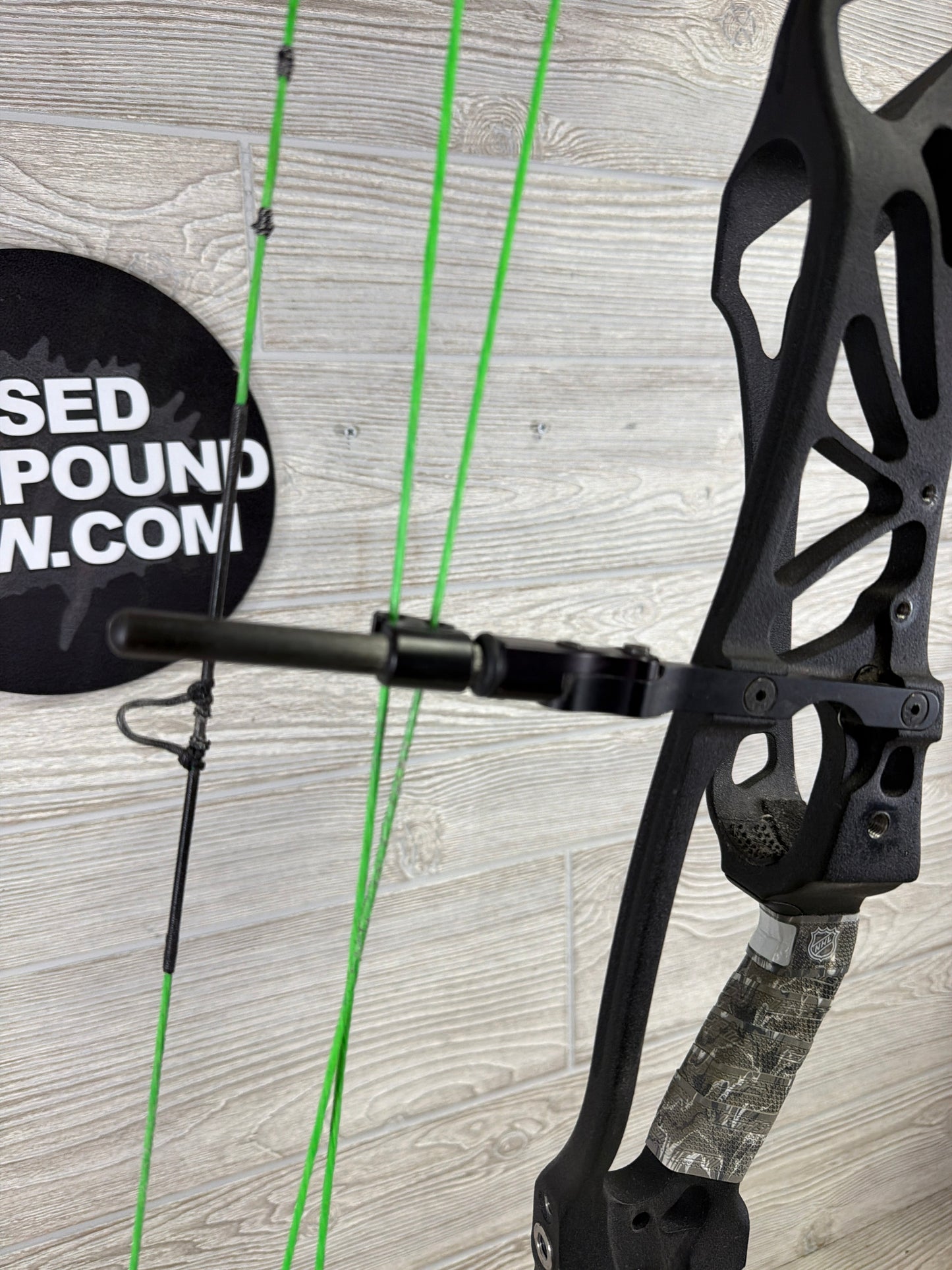Used Right-Handed/Black and White Hoyt Prevail 40 SVX #4 30.5-31.5" 50-60#