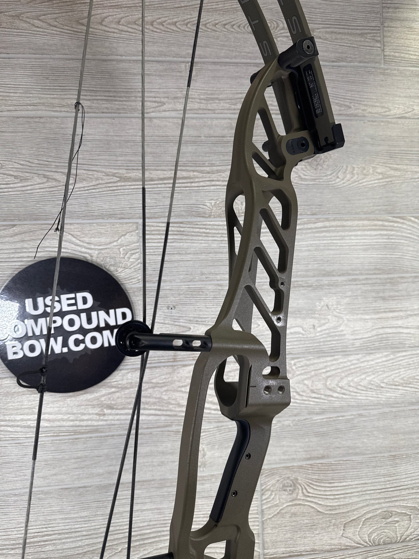 Used Hoyt Stratos 36 Right Handed Wilderness HBT 2 cam 24.5"-31"