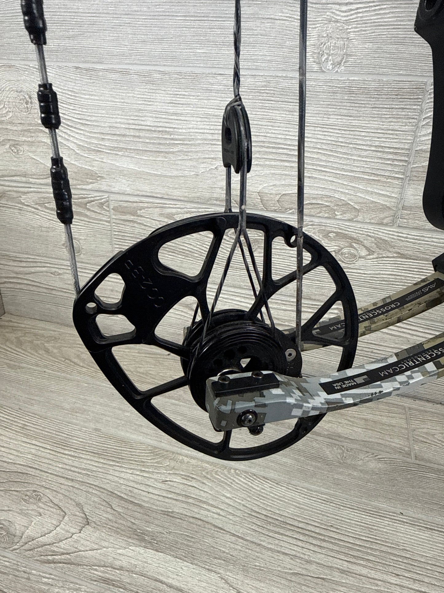 Used Mathews Halon 32 6 Black Riser Elevated II Limbs 30in 70#
